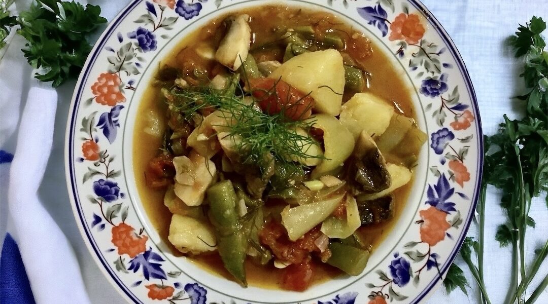 Gulasz wegański przygotowany z krojonych w nieduże kawałki różnorodnych warzyw duszonych w pomidorach i oliwie.