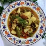 Gulasz wegański przygotowany z krojonych w nieduże kawałki różnorodnych warzyw duszonych w pomidorach i oliwie.