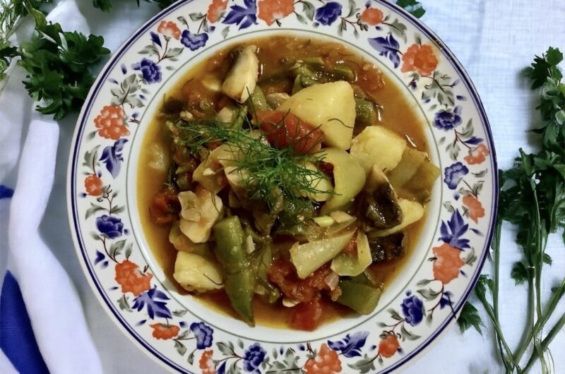 Gulasz wegański przygotowany z krojonych w nieduże kawałki różnorodnych warzyw duszonych w pomidorach i oliwie.