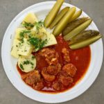 Gulasz węgierski, czyli klasyczny perkelt wieprzowy to gęsty, zawiesisty mocno paprykowany sos, a w nim miękkie soczyste mięso z wieprzowej nogi.