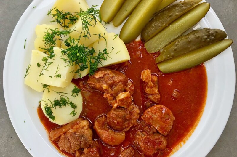 Gulasz węgierski, czyli klasyczny perkelt wieprzowy to gęsty, zawiesisty mocno paprykowany sos, a w nim miękkie soczyste mięso z wieprzowej nogi.