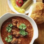 Gulasz wiedeński przygotowany został z kawałków wołowiny duszonych z dużą ilością cebuli z dodatkiem mielonej papryki doprawiony na końcu kwaśną śmietaną.