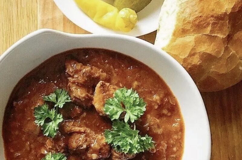 Gulasz wiedeński przygotowany został z kawałków wołowiny duszonych z dużą ilością cebuli z dodatkiem mielonej papryki doprawiony na końcu kwaśną śmietaną.