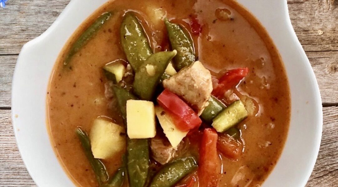 Gulasz wieprzowy czyli pokrojone w kostkę mięso duszone wraz z warzywami w sosie paprykowym na koniec zabielany kwaśną śmietaną.