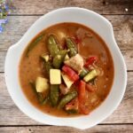 Gulasz wieprzowy czyli pokrojone w kostkę mięso duszone wraz z warzywami w sosie paprykowym na koniec zabielany kwaśną śmietaną.