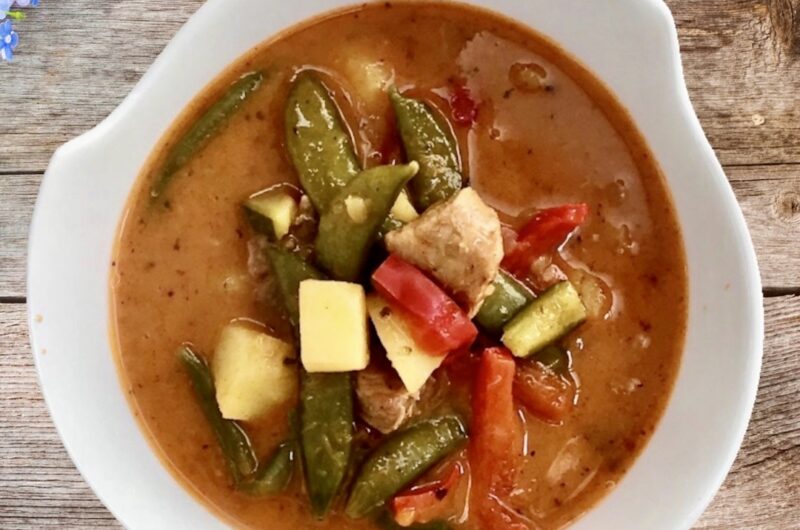 Gulasz wieprzowy czyli pokrojone w kostkę mięso duszone wraz z warzywami w sosie paprykowym na koniec zabielany kwaśną śmietaną.