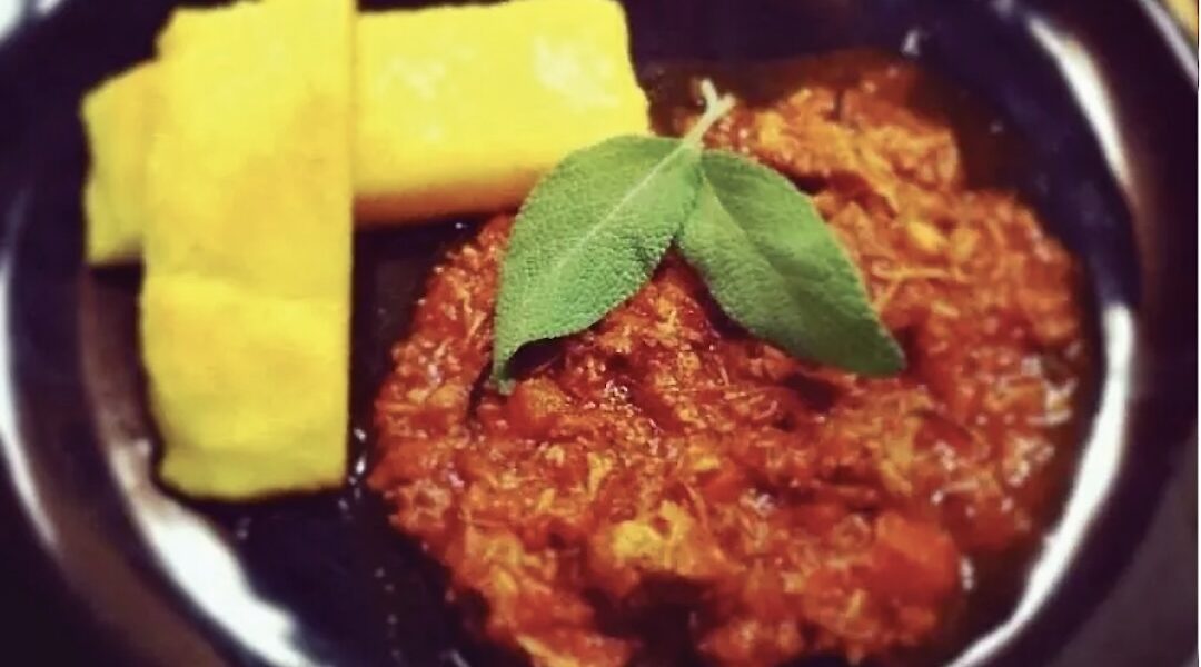 Gulasz włoski przygotowany z różnego rodzaju mięs duszonych w pomidorach razem z drobno krojonymi warzywami.