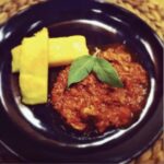 Gulasz włoski przygotowany z różnego rodzaju mięs duszonych w pomidorach razem z drobno krojonymi warzywami.