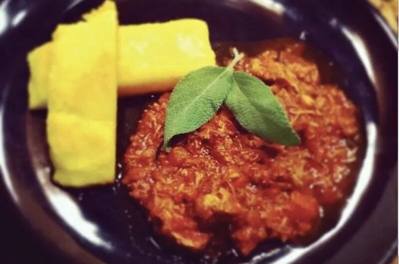 Gulasz włoski przygotowany z różnego rodzaju mięs duszonych w pomidorach razem z drobno krojonymi warzywami.