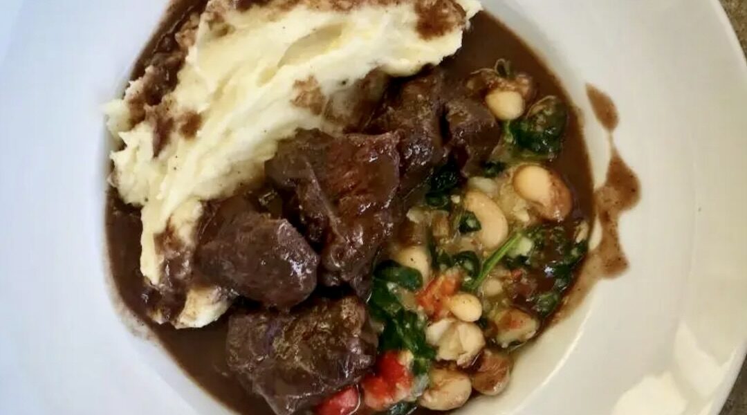 Gulasz wołowy na zdjęciu znany we włoskiej Toskanii pod nazwą peposo. Zwany jest również często „śniadaniem myśliwego”. Jest bardzo aromatyczny i sycący.