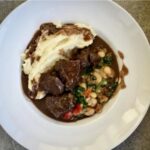 Gulasz wołowy na zdjęciu znany we włoskiej Toskanii pod nazwą peposo. Zwany jest również często „śniadaniem myśliwego”. Jest bardzo aromatyczny i sycący.