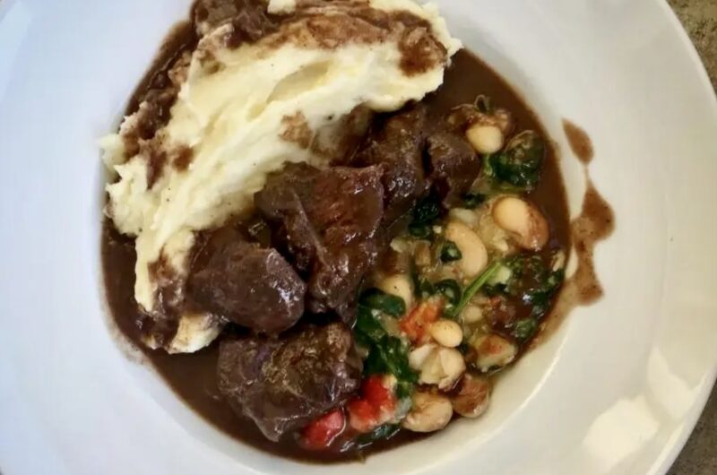 Gulasz wołowy na zdjęciu znany we włoskiej Toskanii pod nazwą peposo. Zwany jest również często „śniadaniem myśliwego”. Jest bardzo aromatyczny i sycący.