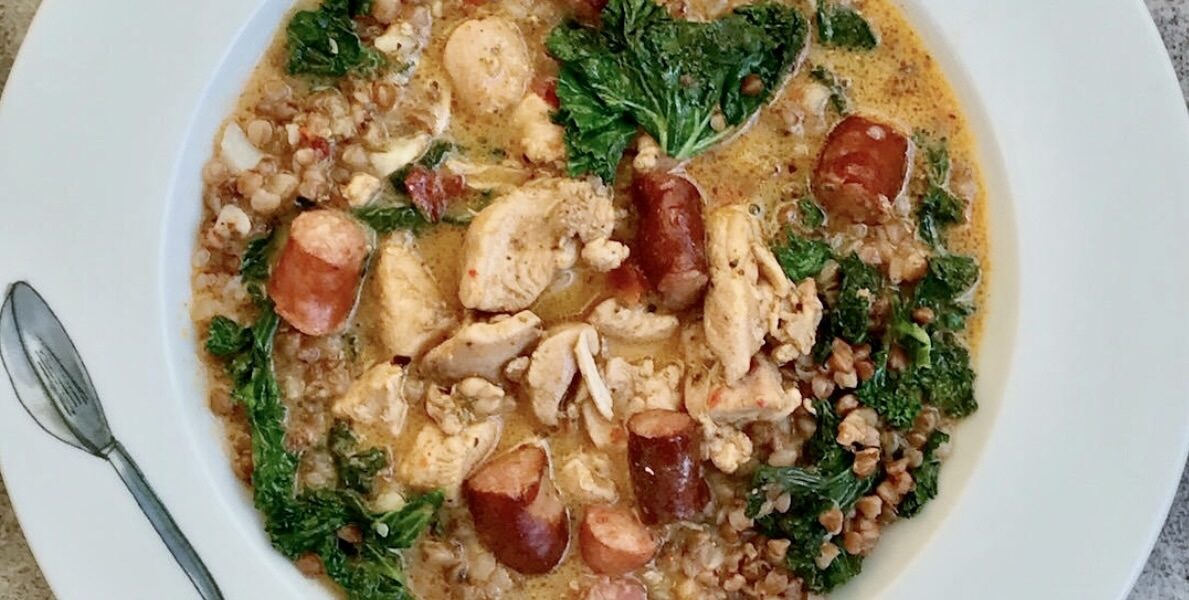 gulasz z kurczaka z frankfurterkami i jarmużem na talerzu