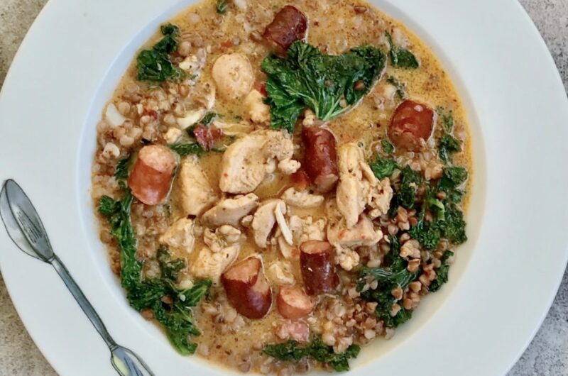 gulasz z kurczaka z frankfurterkami i jarmużem na talerzu