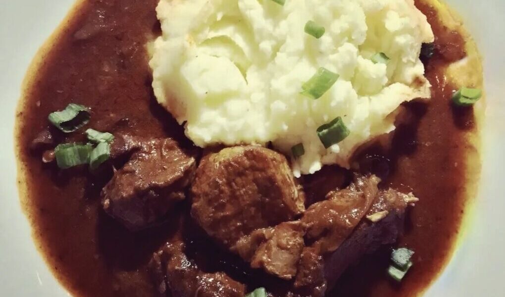 Gulasz mięsny przygotowany z łopatki cielęcej z dodatkiem dużej ilości mielonej słodkiej i wędzonej papryki.