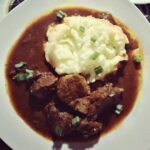 Gulasz mięsny przygotowany z łopatki cielęcej z dodatkiem dużej ilości mielonej słodkiej i wędzonej papryki.