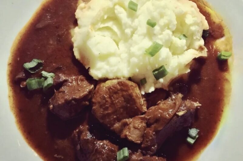 Gulasz mięsny przygotowany z łopatki cielęcej z dodatkiem dużej ilości mielonej słodkiej i wędzonej papryki.