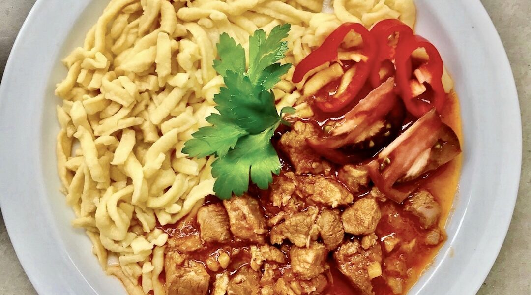 Gulasz przygotowany z pokrojonej w małą kostkę wieprzowiny przesmażonej z cebulą i słoniną, a następnie duszonej z papryką w krótkim sosie.