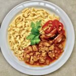 Gulasz przygotowany z pokrojonej w małą kostkę wieprzowiny przesmażonej z cebulą i słoniną, a następnie duszonej z papryką w krótkim sosie.