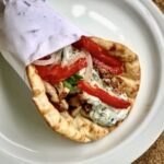 gyros drobiowy grecka klasyka street food to mięso pieczone na ruszcie i podawane w bułce pita z dodatkiem frytek i sosu tzatziki