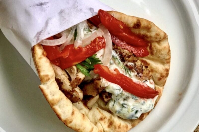 gyros drobiowy grecka klasyka street food to mięso pieczone na ruszcie i podawane w bułce pita z dodatkiem frytek i sosu tzatziki