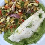 Halibut filet pieczony podany na dipie z awokado z dodatkiem krótko smażonych warzyw.