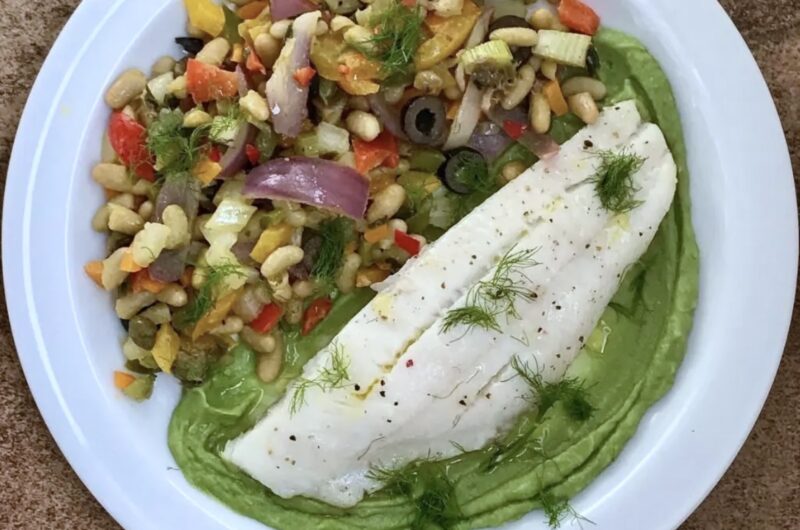 Halibut filet pieczony podany na dipie z awokado z dodatkiem krótko smażonych warzyw.