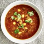 Harira, czyli sycąca pełna aromatów zupa z dodatkiem jagnięciny i roślin strączkowych obfita również w inne warzywa.