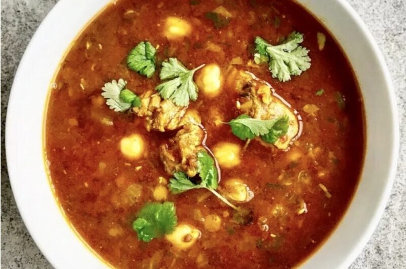 Harira, czyli sycąca pełna aromatów zupa z dodatkiem jagnięciny i roślin strączkowych obfita również w inne warzywa.