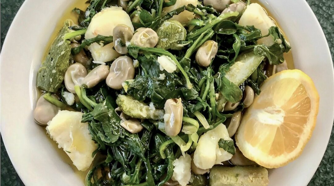 Horta to świeże dzikie zioła i rośliny zebrane w górach gotowane, cedzone i podawane posypane solą morską polane oliwą i sokiem z cytryny.