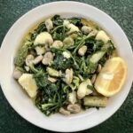 Horta to świeże dzikie zioła i rośliny zebrane w górach gotowane, cedzone i podawane posypane solą morską polane oliwą i sokiem z cytryny.