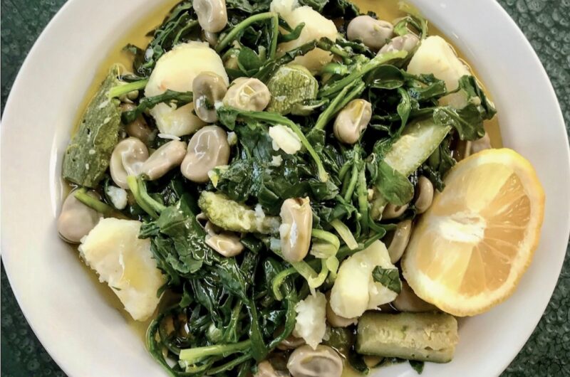 Horta to świeże dzikie zioła i rośliny zebrane w górach gotowane, cedzone i podawane posypane solą morską polane oliwą i sokiem z cytryny.