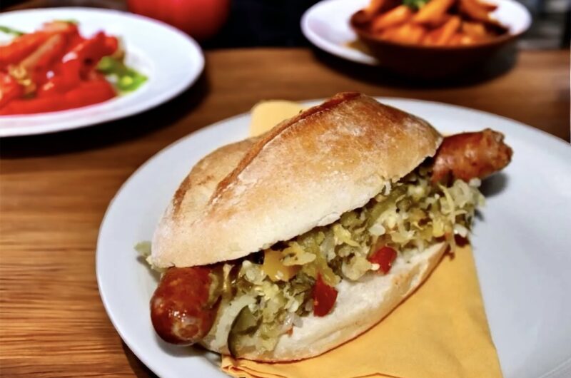 Hot dog z kiszonkami po węgiersku to znakomicie zbilansowany szybki posiłek przygotowany z chrupiącej bułki, paprykowanej kiełbaski i zdrowych kiszonek.