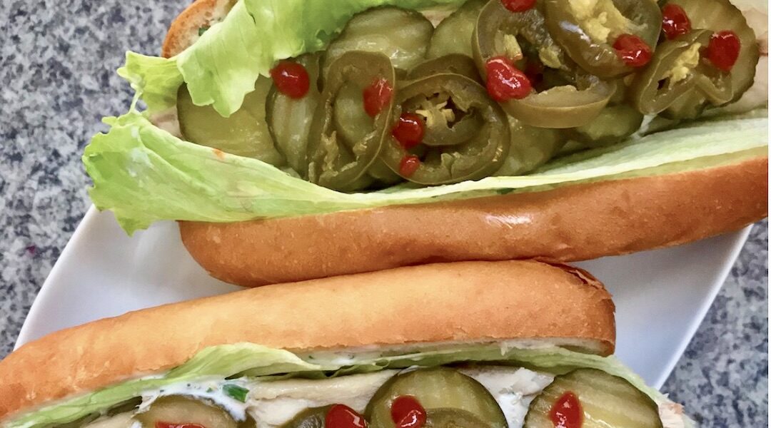 Hot dog po holendersku czyli bułka posmarowana majonezem i wypełniona makrelą wędzoną obraną ze skóry.