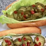 Hot dog po holendersku czyli bułka posmarowana majonezem i wypełniona makrelą wędzoną obraną ze skóry.