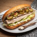 Hot dog po holendersku czyli bułka posmarowana majonezem i wypełniona makrelą wędzoną obraną ze skóry.