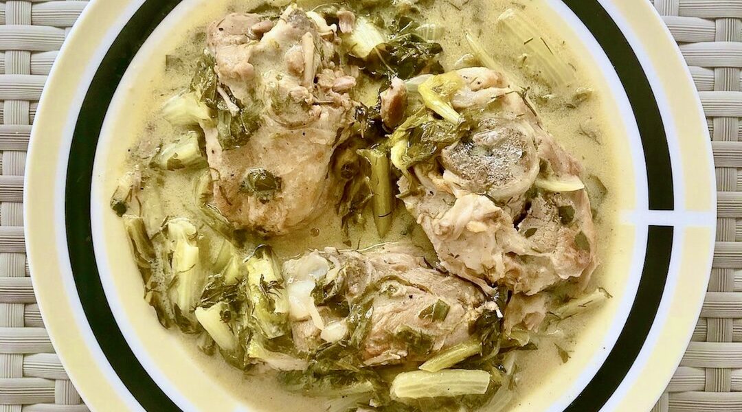 Doskonała jakościowo i smakowo jagnięcina duszona w sosie cytrynowym z dodatkiem sałaty rzymskiej.