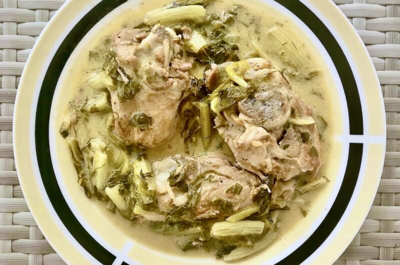 Doskonała jakościowo i smakowo jagnięcina duszona w sosie cytrynowym z dodatkiem sałaty rzymskiej.