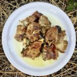 Jagnięcina krojona z kością smażona krótko na mocnym ogniu w sporej ilości oliwy, a następnie duszone na minimalnym ogniu w sosie własnym.