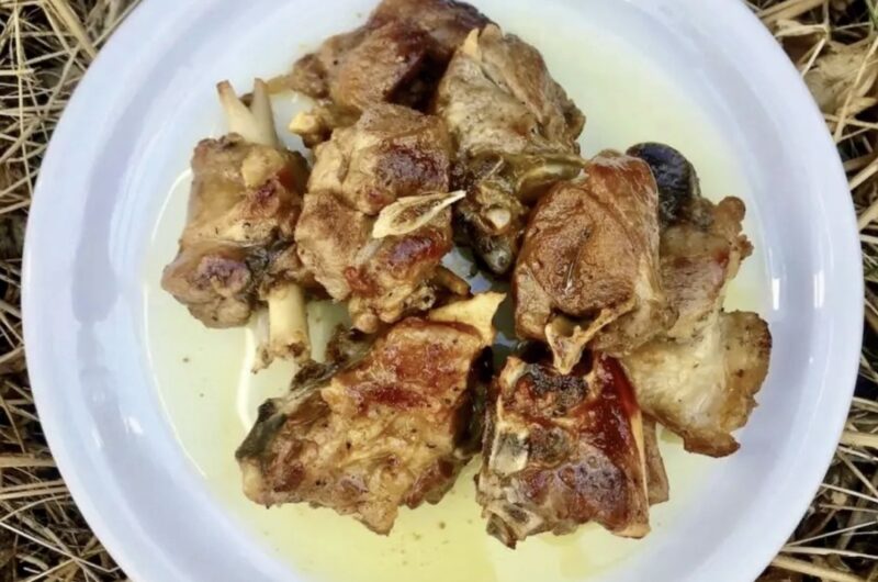 Jagnięcina krojona z kością smażona krótko na mocnym ogniu w sporej ilości oliwy, a następnie duszone na minimalnym ogniu w sosie własnym.