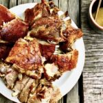 Jagnięcina w kawałku przyprawiona i pieczona w umiejętny sposób, by skórka była chrupiąca, a mięso pozostało soczyste.