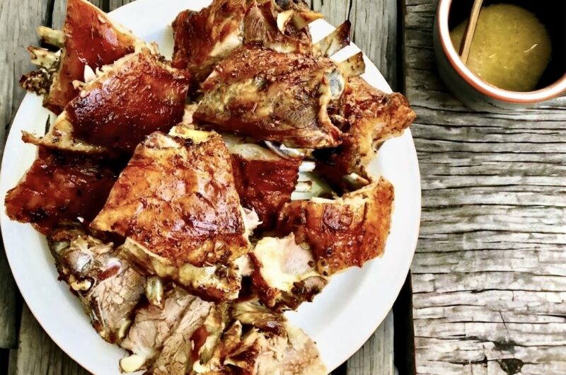 Jagnięcina w kawałku przyprawiona i pieczona w umiejętny sposób, by skórka była chrupiąca, a mięso pozostało soczyste.