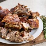 Jagnięcina w kawałku przyprawiona i pieczona w umiejętny sposób, by skórka była chrupiąca, a mięso pozostało soczyste.