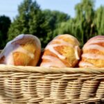 Jagodzianki to pyszne drożdżówki wypełnione leśnymi borówkami vel jagodami, krótko pieczone i polane lukrem.