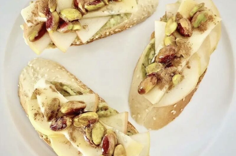 Kanapka przygotowana z kromki pieczywa z dodatkiem awokado obłożonej plastrami gruszki, serem gorgonzolą oraz pistacjami w miodzie i cynamonie.