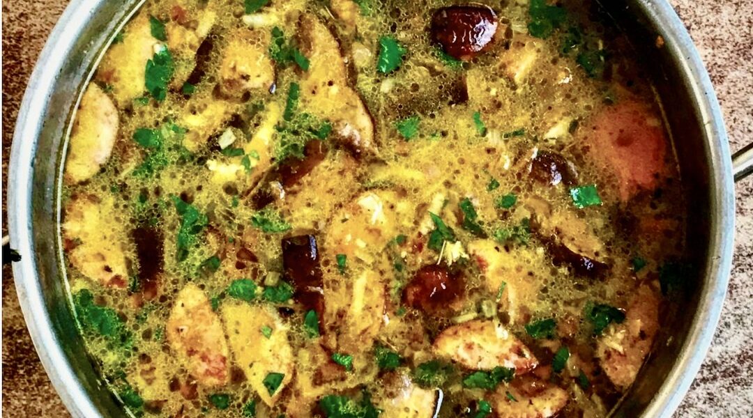 Jesienna zupa ze świeżymi grzybami z dodatkiem kiełbasy, kurczaka i dynii.