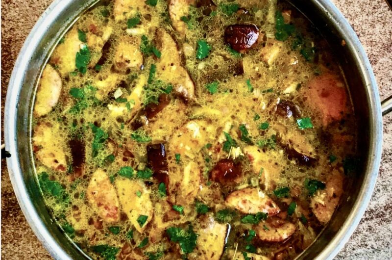 Jesienna zupa ze świeżymi grzybami z dodatkiem kiełbasy, kurczaka i dynii.