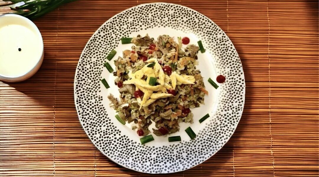 Kaczka pozostała z dnia poprzedniego smażona krotko z mieszanką kasz oraz startymi warzywami.