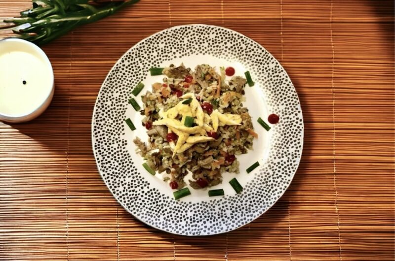 Kaczka pozostała z dnia poprzedniego smażona krotko z mieszanką kasz oraz startymi warzywami.