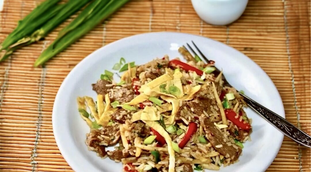 Soczysta kaczka marynowana w sosie hoisin o lekko śliwkowym smaku, krótko smażona i podana z warzywami stir fry.